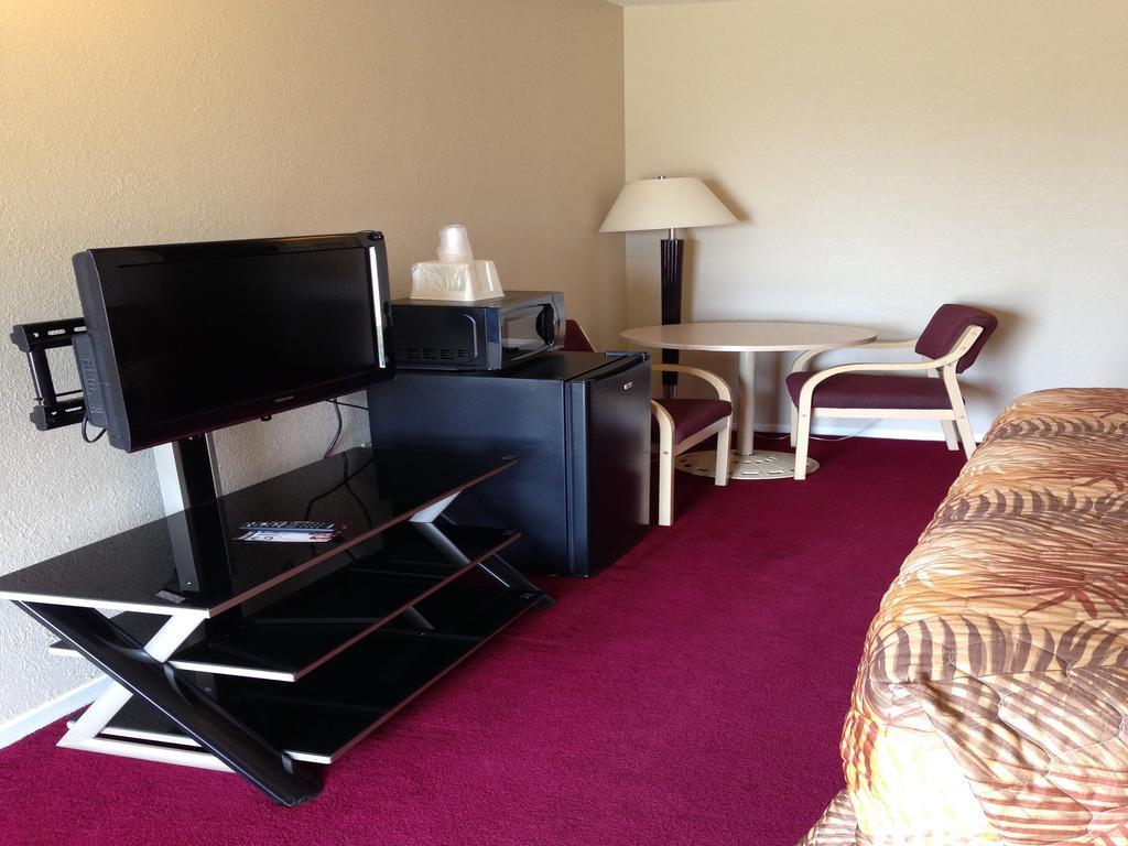 Hometown Inn And Suites Елк-Сіті Номер фото